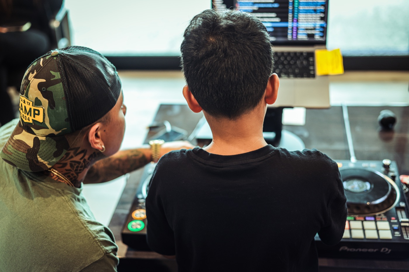 The student driving the decks himself while Vince points at the software screen