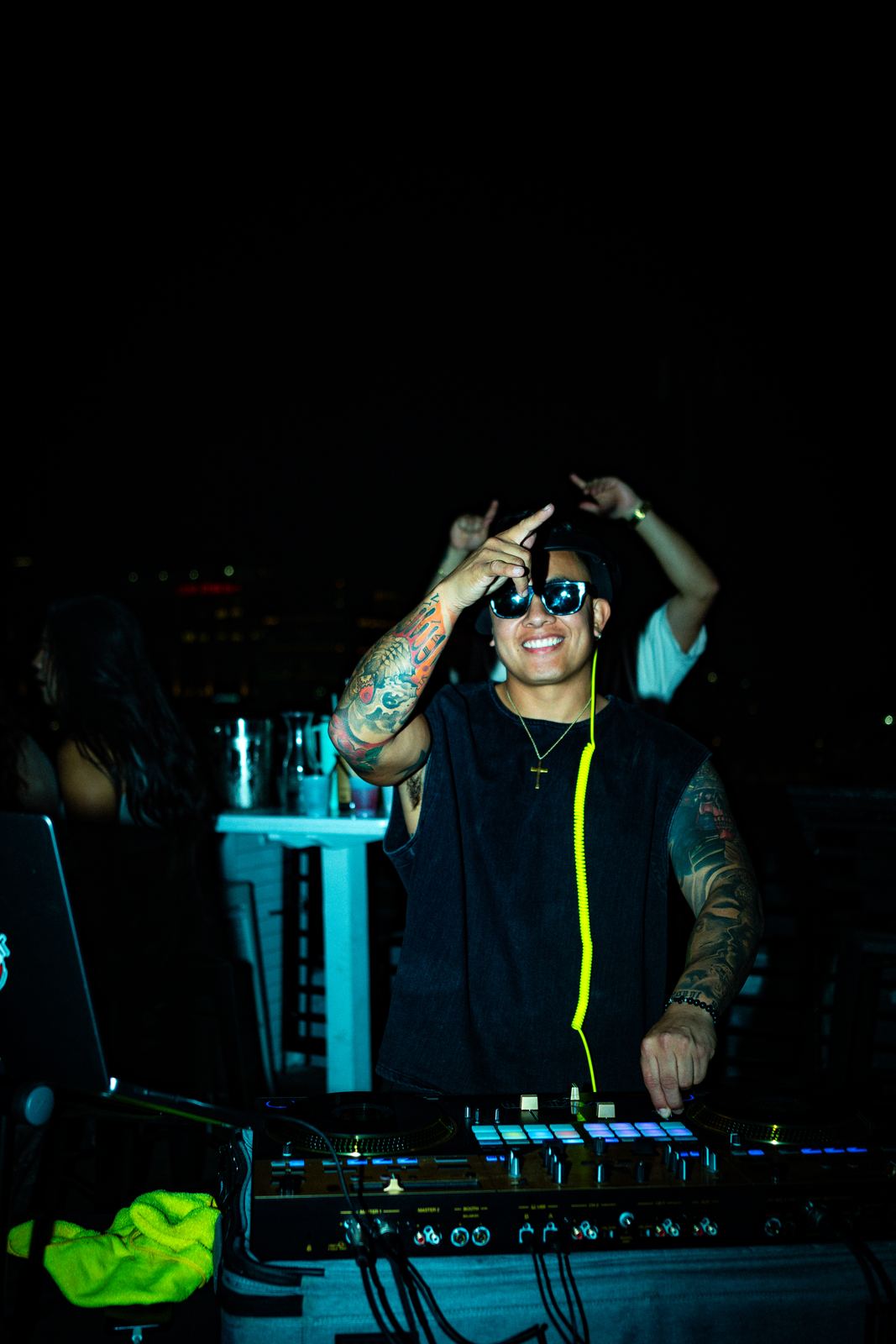 DAVINCII hyping the crowd mid-set