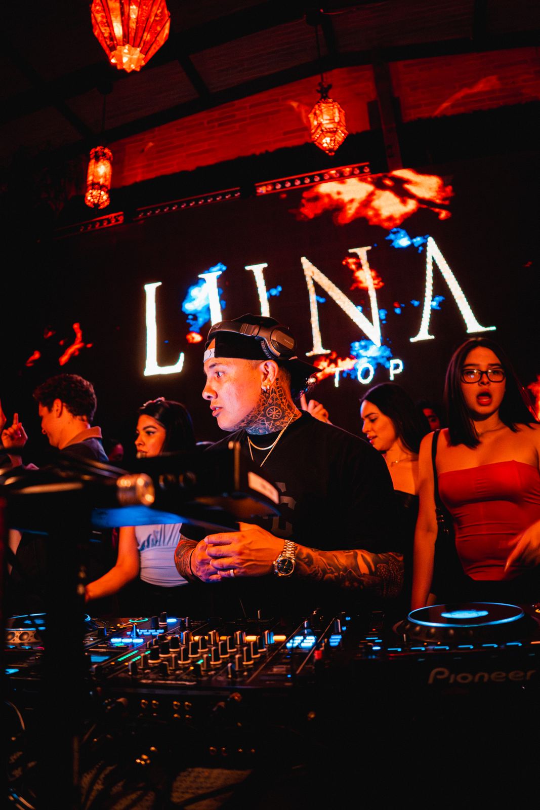 DAVINCII in the booth at LUNA Rooftop